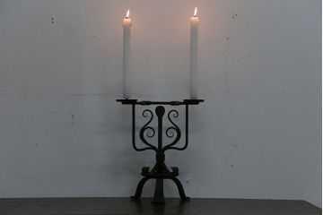 アンティーク雑貨　イギリスアンティーク　重厚なアイアン製2灯キャンドルスタンド
