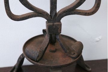 アンティーク雑貨　イギリスアンティーク　重厚なアイアン製2灯キャンドルスタンド