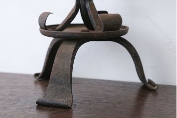 アンティーク雑貨　イギリスアンティーク　重厚なアイアン製2灯キャンドルスタンド