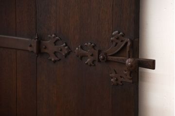 イギリスアンティーク　重厚なオーク材の優美な扉(ドア)(2)