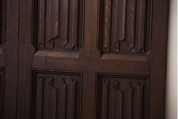 イギリスアンティーク　重厚なオーク材の優美な扉(ドア)(2)