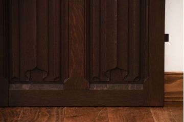 イギリスアンティーク　重厚なオーク材の優美な扉(ドア)(2)