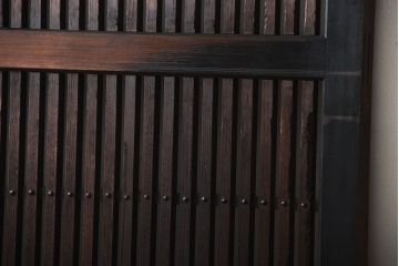 古民具・骨董　桟は栗材・枠は檜材の古くて大きな蔵戸(玄関戸)