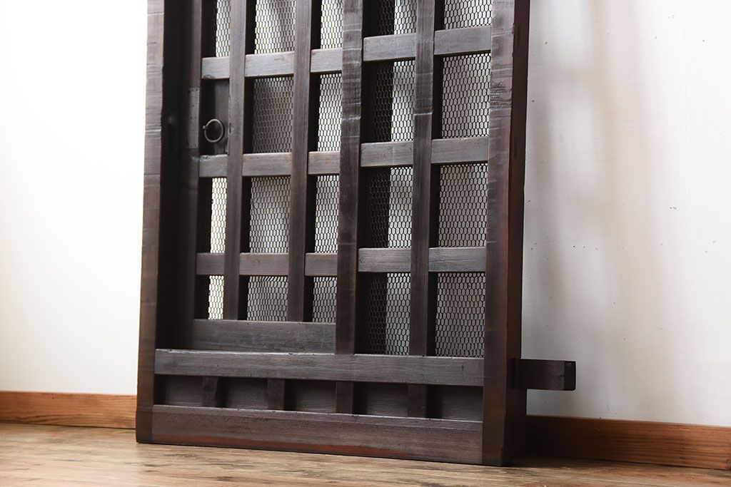 古民具・骨董　重厚な古い木製のアンティークくぐり戸(玄関戸)