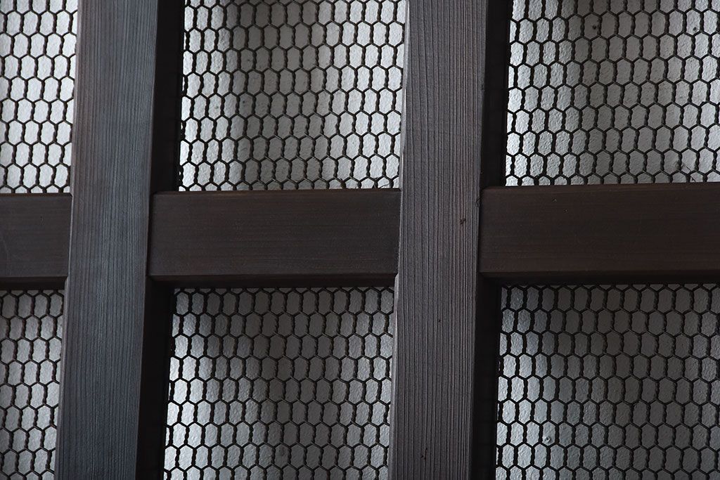 古民具・骨董　重厚な古い木製のアンティークくぐり戸(玄関戸)