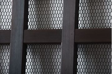 古民具・骨董　重厚な古い木製のアンティークくぐり戸(玄関戸)