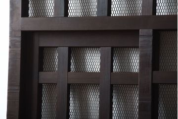 古民具・骨董　重厚な古い木製のアンティークくぐり戸(玄関戸)