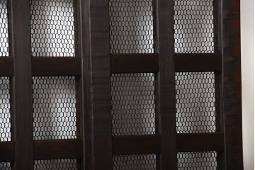 古民具・骨董　重厚な古い木製のアンティークくぐり戸(玄関戸)