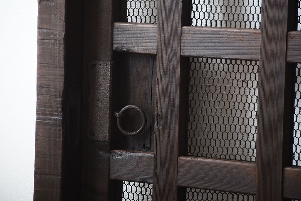 古民具・骨董　重厚な古い木製のアンティークくぐり戸(玄関戸)