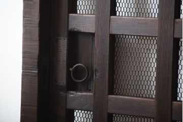 古民具・骨董　重厚な古い木製のアンティークくぐり戸(玄関戸)