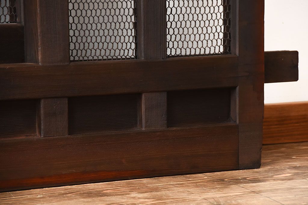 古民具・骨董　重厚な古い木製のアンティークくぐり戸(玄関戸)