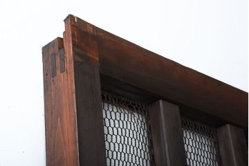 古民具・骨董　重厚な古い木製のアンティークくぐり戸(玄関戸)