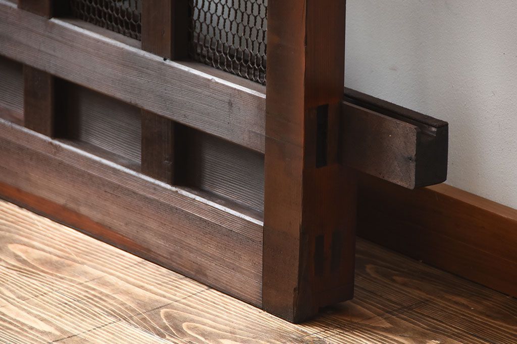 古民具・骨董　重厚な古い木製のアンティークくぐり戸(玄関戸)