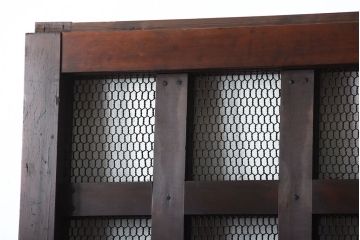 古民具・骨董　重厚な古い木製のアンティークくぐり戸(玄関戸)