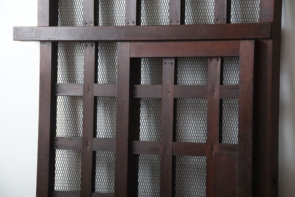 古民具・骨董　重厚な古い木製のアンティークくぐり戸(玄関戸)