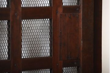 古民具・骨董　重厚な古い木製のアンティークくぐり戸(玄関戸)