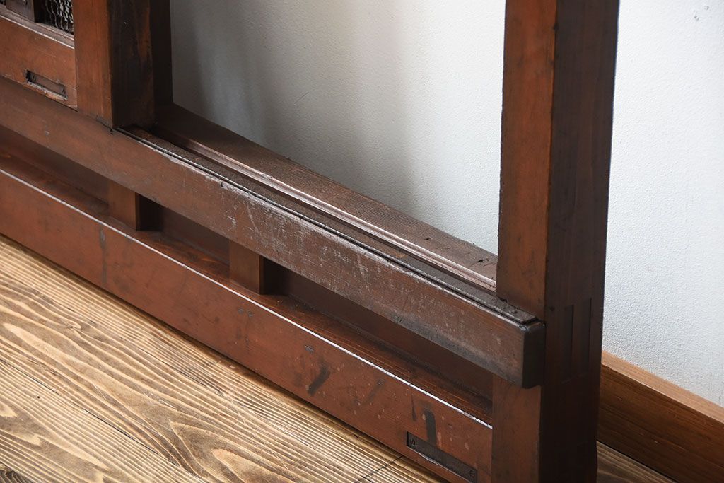 古民具・骨董　重厚な古い木製のアンティークくぐり戸(玄関戸)