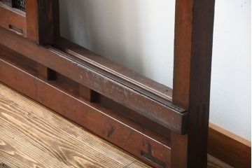 古民具・骨董　重厚な古い木製のアンティークくぐり戸(玄関戸)