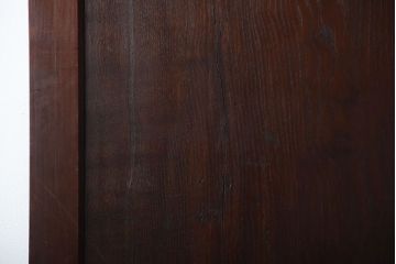 古民具・骨董　枠は檜材・鏡板は栗材の金具が美しい蔵戸(玄関戸)