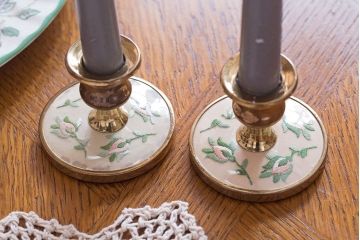 アンティーク雑貨　イギリスアンティーク　刺繍がかわいいお洒落なキャンドルスタンドペアセット
