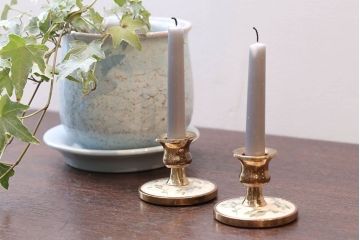 アンティーク雑貨　イギリスアンティーク　刺繍がかわいいお洒落なキャンドルスタンドペアセット