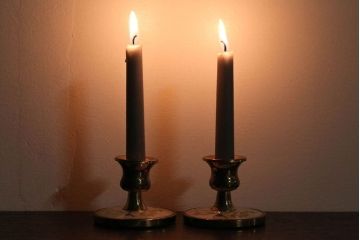 アンティーク雑貨　イギリスアンティーク　刺繍がかわいいお洒落なキャンドルスタンドペアセット