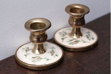 アンティーク雑貨　イギリスアンティーク　刺繍がかわいいお洒落なキャンドルスタンドペアセット