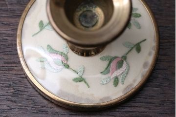 アンティーク雑貨　イギリスアンティーク　刺繍がかわいいお洒落なキャンドルスタンドペアセット