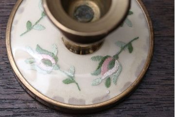 アンティーク雑貨　イギリスアンティーク　刺繍がかわいいお洒落なキャンドルスタンドペアセット