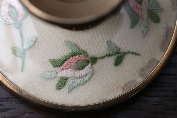 アンティーク雑貨　イギリスアンティーク　刺繍がかわいいお洒落なキャンドルスタンドペアセット