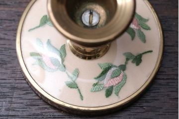 アンティーク雑貨　イギリスアンティーク　刺繍がかわいいお洒落なキャンドルスタンドペアセット