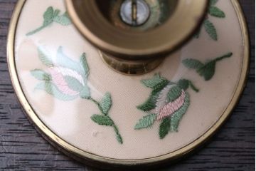 アンティーク雑貨　イギリスアンティーク　刺繍がかわいいお洒落なキャンドルスタンドペアセット