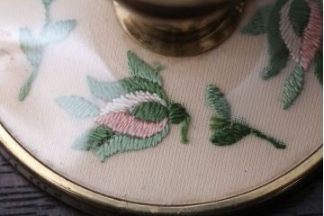 アンティーク雑貨　イギリスアンティーク　刺繍がかわいいお洒落なキャンドルスタンドペアセット