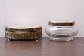 アンティーク雑貨　イギリスアンティーク　プチポワンのジュエリーケースとバラの刺繍のガラスケース2点セット