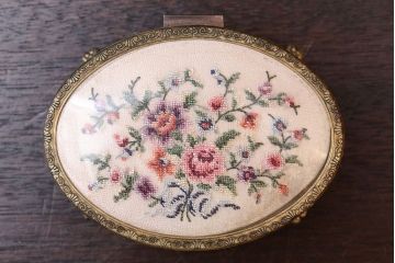 アンティーク雑貨　イギリスアンティーク　プチポワンのジュエリーケースとバラの刺繍のガラスケース2点セット