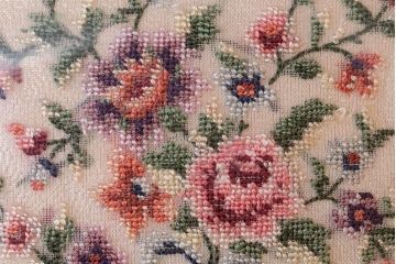 アンティーク雑貨　イギリスアンティーク　プチポワンのジュエリーケースとバラの刺繍のガラスケース2点セット