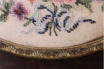 アンティーク雑貨　イギリスアンティーク　プチポワンのジュエリーケースとバラの刺繍のガラスケース2点セット