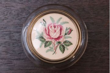 アンティーク雑貨　イギリスアンティーク　プチポワンのジュエリーケースとバラの刺繍のガラスケース2点セット