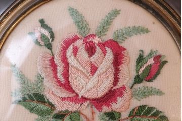 アンティーク雑貨　イギリスアンティーク　プチポワンのジュエリーケースとバラの刺繍のガラスケース2点セット