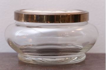 アンティーク雑貨　イギリスアンティーク　プチポワンのジュエリーケースとバラの刺繍のガラスケース2点セット