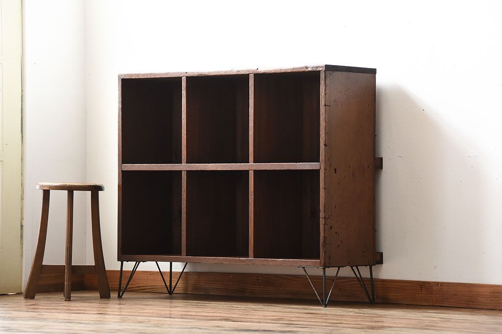 アンティーク家具　アンティーク　古い木の背面ブックラック付き鉄脚本棚(1)