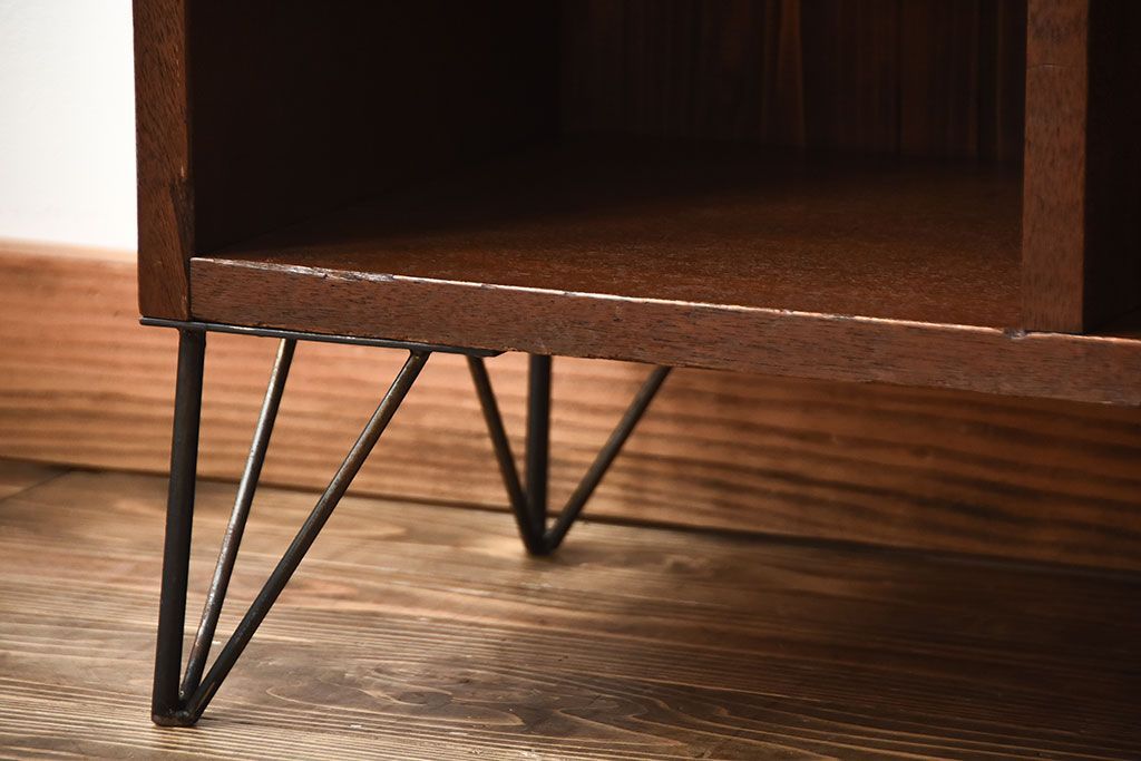 アンティーク家具　アンティーク　古い木の背面ブックラック付き鉄脚本棚(1)