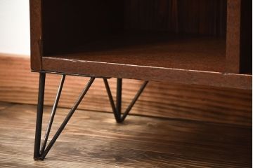 アンティーク家具　アンティーク　古い木の背面ブックラック付き鉄脚本棚(1)