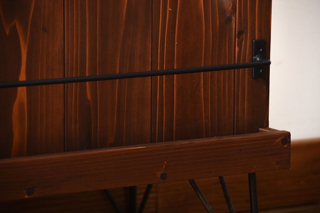 アンティーク家具　アンティーク　古い木の背面ブックラック付き鉄脚本棚(1)