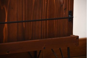 アンティーク家具　アンティーク　古い木の背面ブックラック付き鉄脚本棚(1)