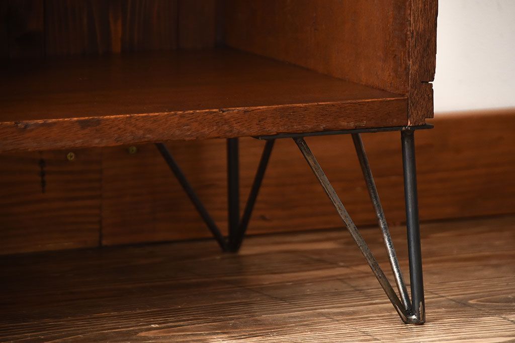 アンティーク家具　アンティーク　古い木の背面ブックラック付き鉄脚本棚(2)