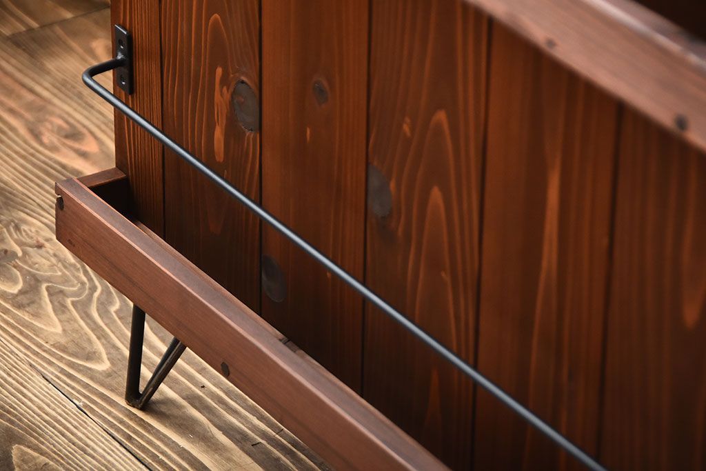 アンティーク家具　アンティーク　古い木の背面ブックラック付き鉄脚本棚(2)