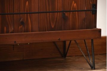 アンティーク家具　アンティーク　古い木の背面ブックラック付き鉄脚本棚(2)