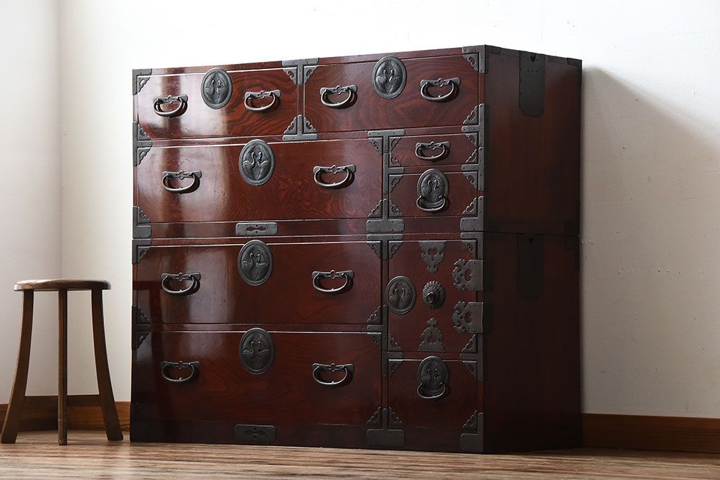 アンティーク家具　古民具・骨董　漆が美しい前面欅材の高級重ね箪笥