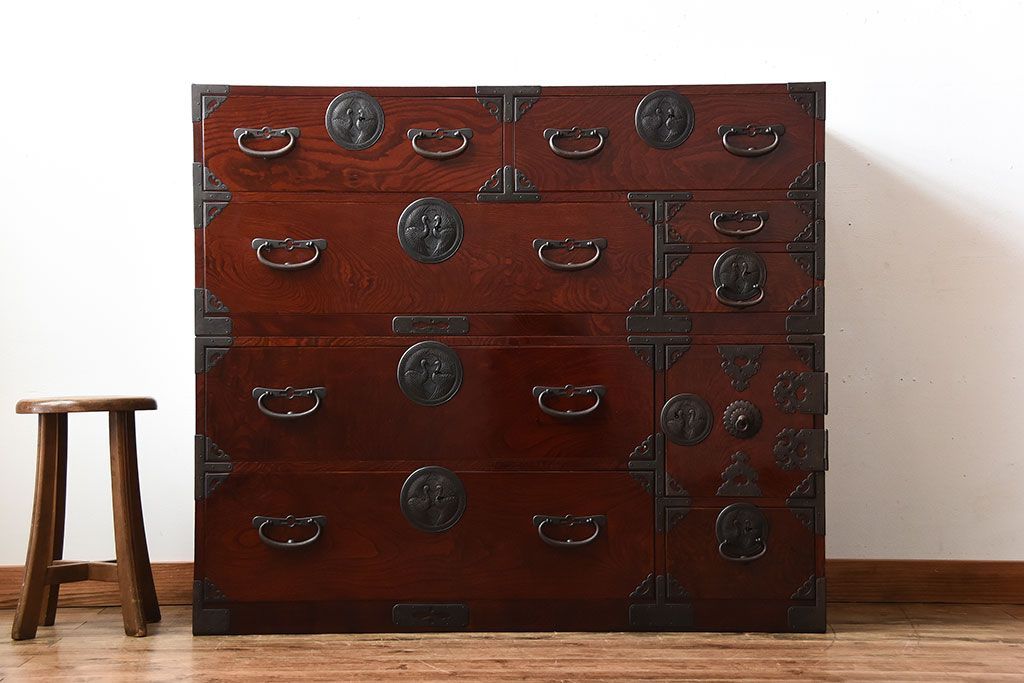 アンティーク家具　古民具・骨董　漆が美しい前面欅材の高級重ね箪笥